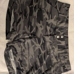 Columbia Women's Camo Cargo Shorts - Black & Gray
